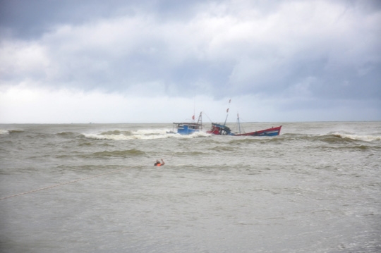 Tránh bão, 2 tàu cá bị sóng đánh chìm